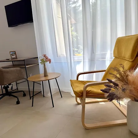 Old Town Garden Retreat Apartment